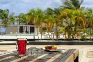 克拉伦代克伊甸海滩度假村 - 博内亚的桌子上放着饮料和水果