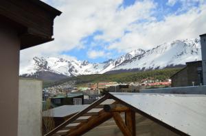 乌斯怀亚苏尔塔青旅的阳台享有雪覆盖的山脉美景。