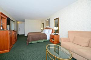 巴尔的摩巴尔的摩美国最有价值旅馆的酒店客房,配有床和沙发
