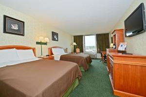 巴尔的摩巴尔的摩美国最有价值旅馆的酒店客房设有两张床和一台平面电视。