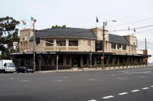 悉尼南十字星酒店的街道拐角处的旧楼