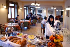 哈卡尼豪尔卡尼阿梅蒂斯茨酒店的一群人坐在餐桌旁吃着食物