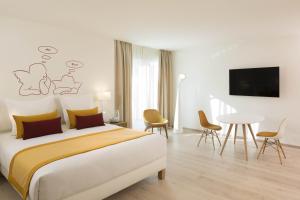 巴塞尔帕萨基 - 城市休闲酒店的一间卧室配有一张床和一张桌子及椅子