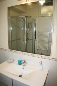 巴列塔Casa-B&B Bouganville Attico 85 mq的浴室水槽设有淋浴和镜子