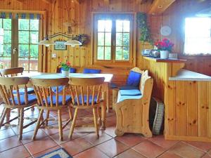 莱斯克伦斯Comfortable Holiday Home with Fireplace in Vex的木制用餐室配有桌椅