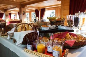 孔布卢萨伏伊公爵酒店的自助餐,包括面包和其他食物