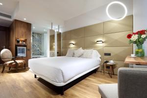 巴塞罗那Hotel SB Glow Sup的卧室配有一张白色大床