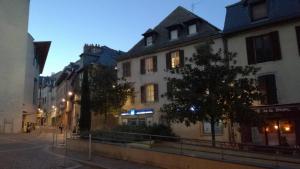 罗德兹Le Bullière 60m2 plein centre!的一群晚上在街上的建筑物