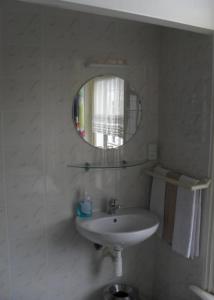 登博斯All-In Hotel的一间带水槽和镜子的浴室