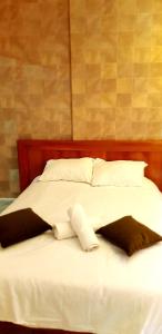 埃拉特City Suites的一张带白色床单和枕头的床