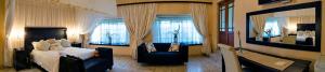 察嫩拉巴露恩旅馆的一间卧室配有一张床、一张沙发和一面镜子