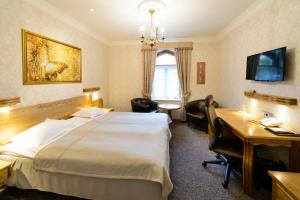 沃鲁格奥尔基酒店的配有一张床和一张书桌的酒店客房