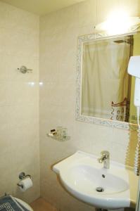 雅典奥米洛斯酒店的一间带水槽和镜子的浴室