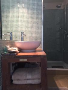 东代恩凯尔克B&B Soluna的一间带一个碗水槽和淋浴的浴室