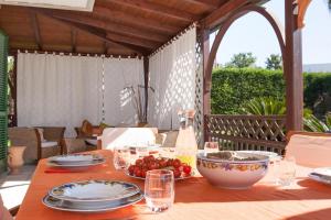托里德欧索Villa Goccia by BarbarHouse的一张桌子,上面放有盘子和一碗西红柿