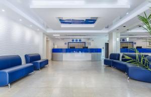 奥布宁斯克Hotel Orbital的医院的候诊室,带蓝色椅子