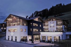 圣卡夏诺Hotel La Fradora - Dolomites Hotel的白色的大房子