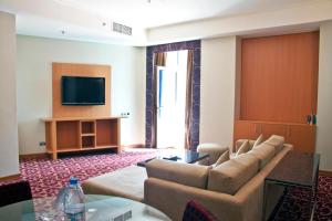 迪拜拉米玫瑰酒店的带沙发和平面电视的客厅
