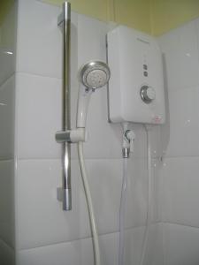 攀牙T.P.普莱斯酒店的带淋浴喷头的浴室