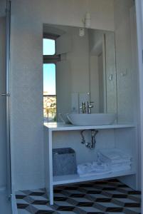 圣克拉拉宾馆的一间浴室