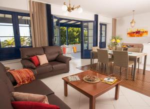 卡列罗港VistAgua的客厅配有沙发和桌子