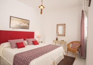 卡列罗港VistAgua的一间卧室配有一张大床和一把椅子