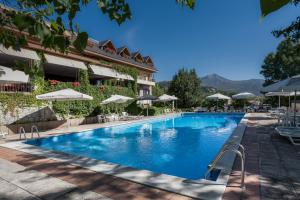 贝塞里尔德拉谢拉Hotel Rural Las Gacelas的游泳池,带椅子和遮阳伞