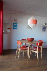 维琪奥港伊莫布海洋公寓的餐桌、椅子和吊灯