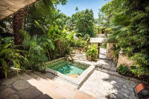 帕伦克金塔夏娜布娜精品酒店的花园中的一个游泳池