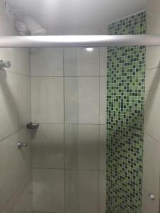 南圣卡埃塔诺HOTEL FLOR DO AMAZONAS (ADULTS ONLY)的浴室里设有玻璃门淋浴