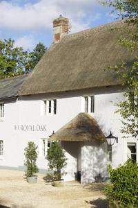 AnstyThe Royal Oak的白色的建筑,带有茅草屋顶