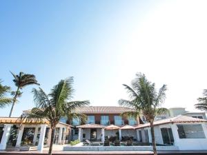 卡波布里奥Hotel Premium Recanto da Passagem的一座棕榈树建筑