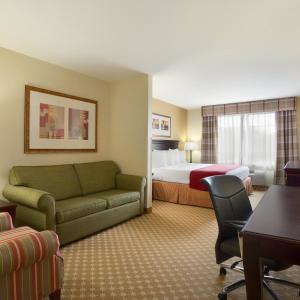 华盛顿华盛顿江山旅馆及套房的酒店客房,配有床和沙发