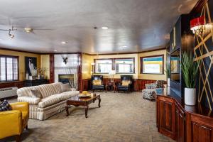 绿湾格林湾J酒店的客厅配有沙发和桌子
