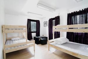 哥德堡10号旅舍的一间设有三张双层床的客房