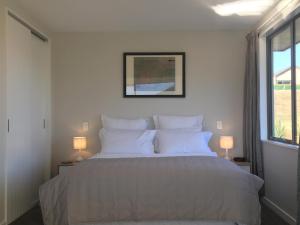 瓦纳卡尖塔岭度假旅馆的卧室配有带白色枕头的大床