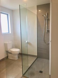 瓦纳卡尖塔岭度假旅馆的一间带卫生间和玻璃淋浴间的浴室
