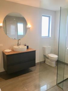 瓦纳卡尖塔岭度假旅馆的一间带水槽、镜子和卫生间的浴室