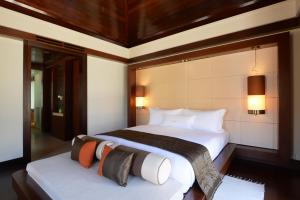 加亚岛Gaya Island Resort - Small Luxury Hotels of the World的酒店客房设有两张床和两盏灯。