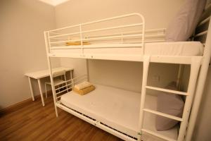 吉隆坡游记旅舍的一间客房内配有两张双层床的房间