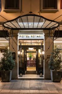 日内瓦Hotel Rotary Geneva - MGallery的上面标有酒店前门的标志