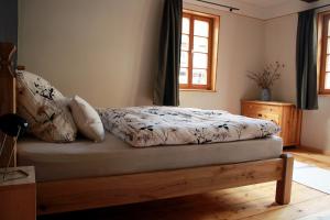 奎德林堡Ferienhaus Kaisereins的一间卧室配有一张带木制床架的床