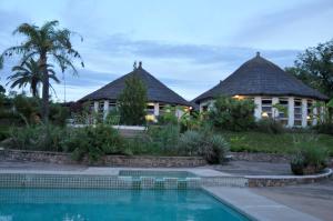 ShanjunguMusungwa Safari Lodge的一座房子前面设有游泳池
