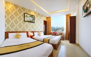 岘港永恒酒店的酒店客房设有两张床和窗户。