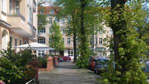 柏林滕珀尔霍夫膳食酒店的一条街道,汽车停在大楼的一侧