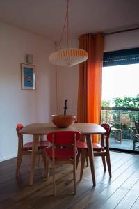 维琪奥港伊莫布海洋公寓的餐桌,椅子和碗