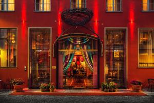 哥德堡朵西亚酒店及餐厅的红色的建筑,有鲜花的大门廊