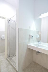 希贝尼克圣老楞佐旅舍的一间带水槽和淋浴的浴室