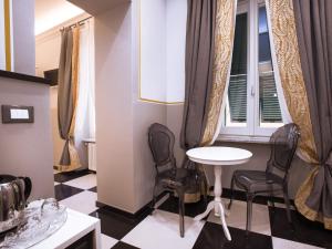 蒙特罗索阿尔马雷da Benedetta的客房设有桌椅和窗户。