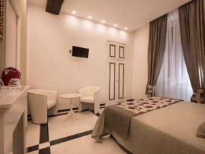 蒙特罗索阿尔马雷da Benedetta的酒店客房带一张床、一张桌子和椅子